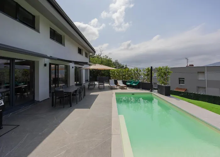 Chalet Con Piscina Climatizada Y Vistas A Bilbao